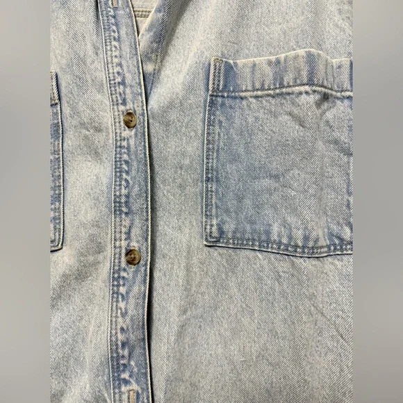 H&M light wash denim shirt - Picture 2 of 4